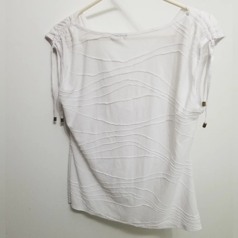 EUC textured white blouse that clicks - Picture 3 of 3